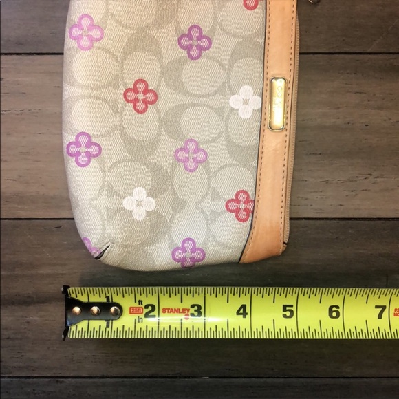 New with tags Coach Peyton Signature C medium wristlet - Picture 15 of 15